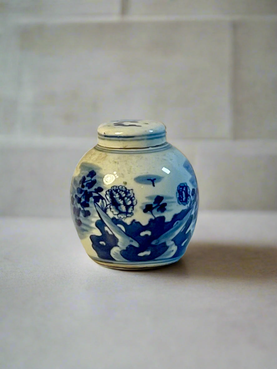 Chinoiserie Ginger Jar with attached lid